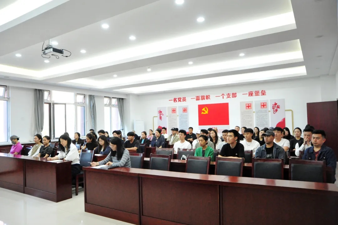 市艺校党委召开新入职教师集体廉政谈话会